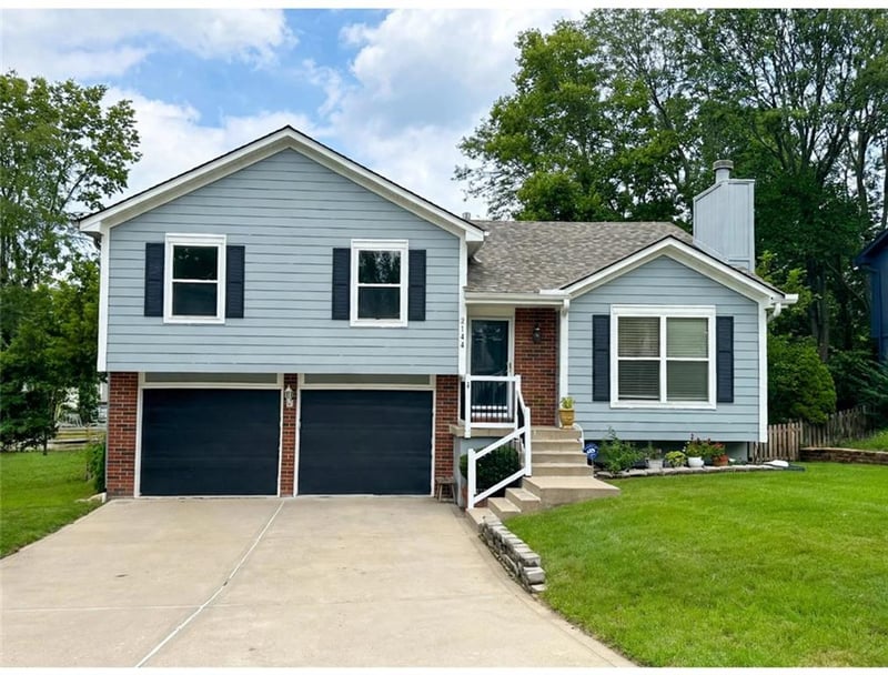 2108 SW Sterling Dr, Lee's Summit, MO 64081