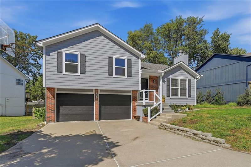 2108 SW Sterling Dr, Lee's Summit, MO 64081