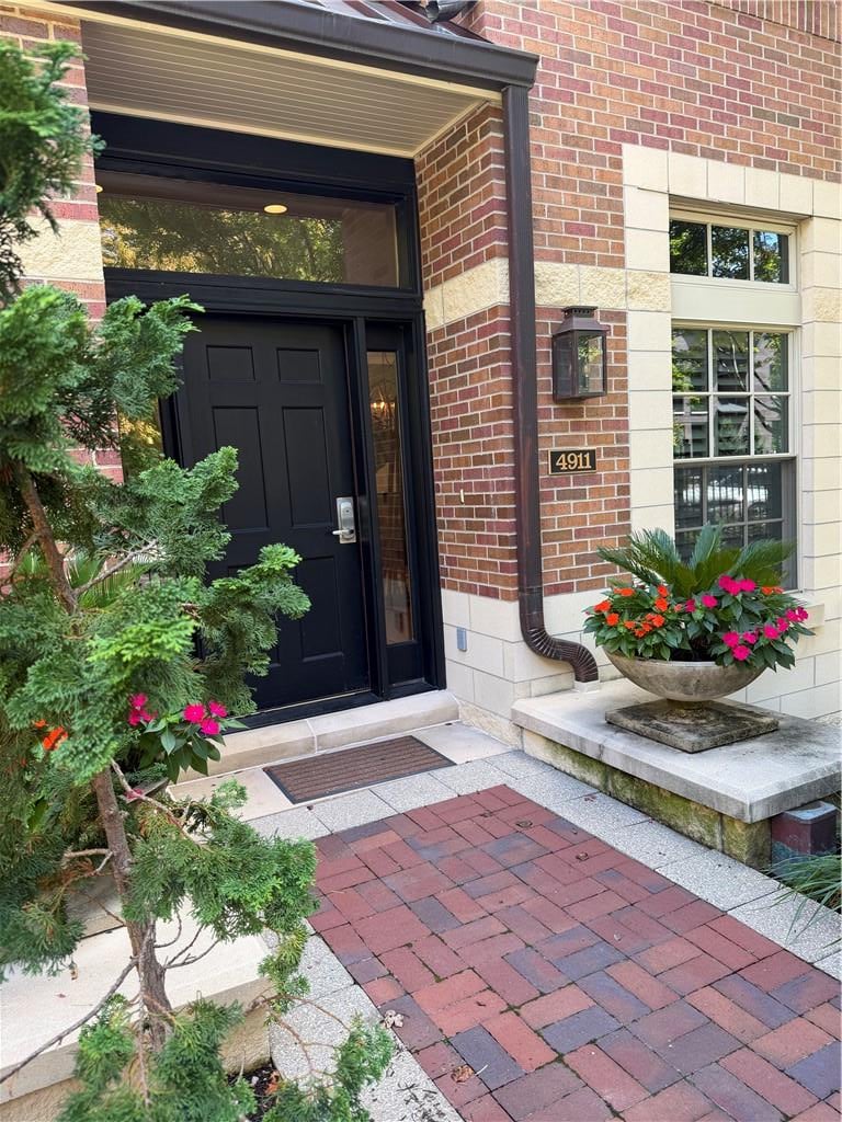 4911 Wyandotte St, Kansas City, MO 64112