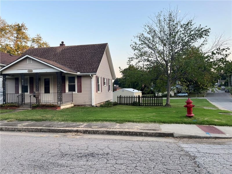 625 W 26th St W, Higginsville, MO 64037