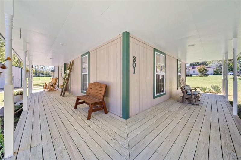 301 Oak St W, Greenwood, MO 64034