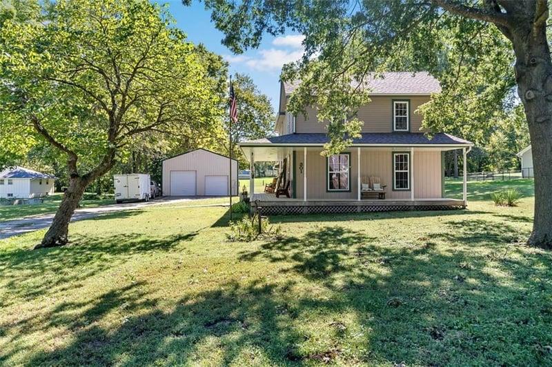 301 Oak St W, Greenwood, MO 64034