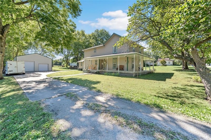 301 Oak St W, Greenwood, MO 64034