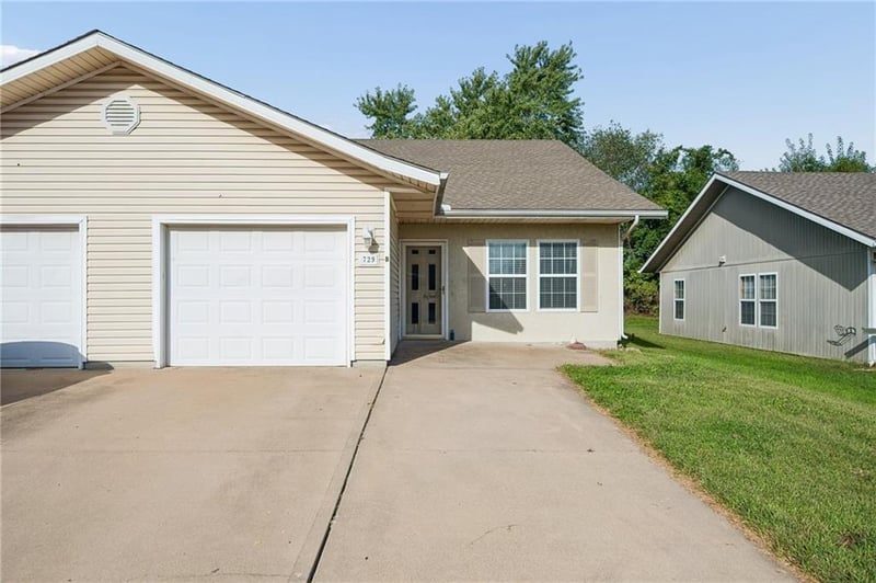 729 Meadow Ln #B, Peculiar, MO 64078