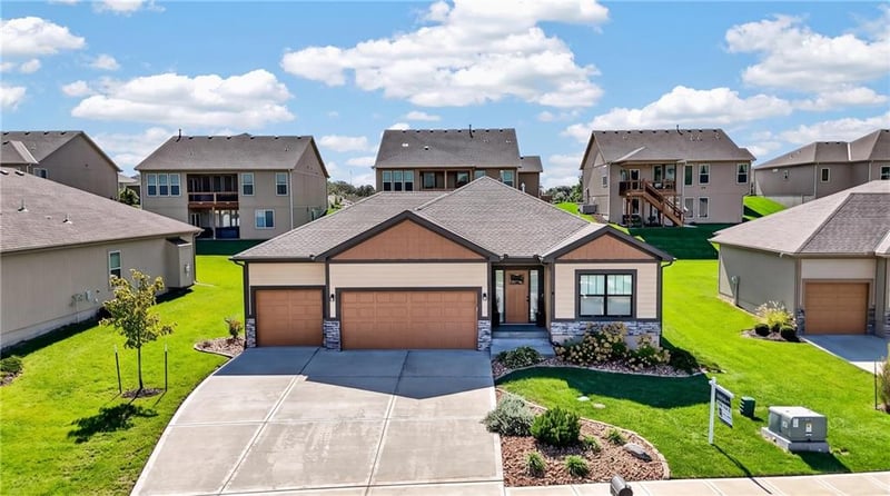 13755 NW 75th St, Parkville, MO 64152
