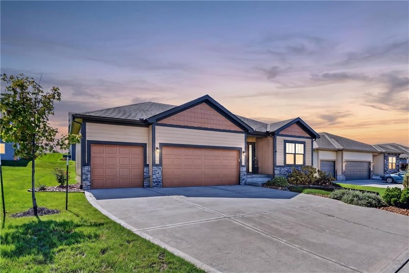 13755 NW 75th St, Parkville, MO 64152