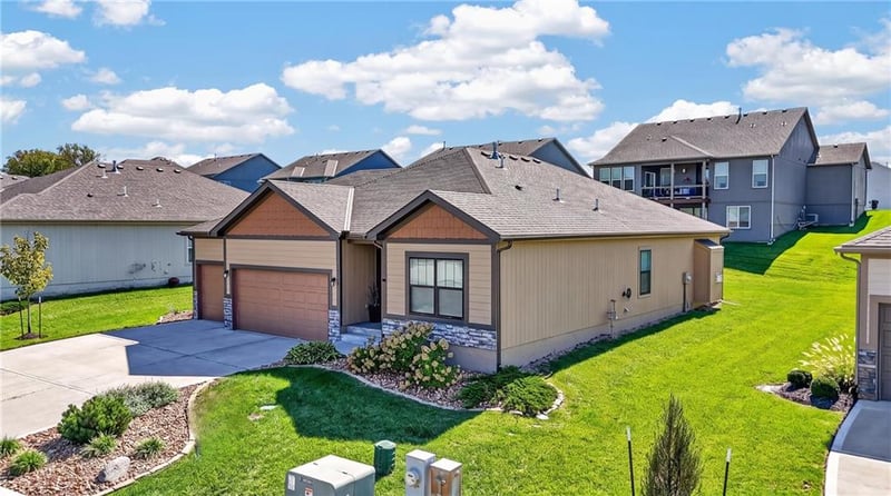 13755 NW 75th St, Parkville, MO 64152