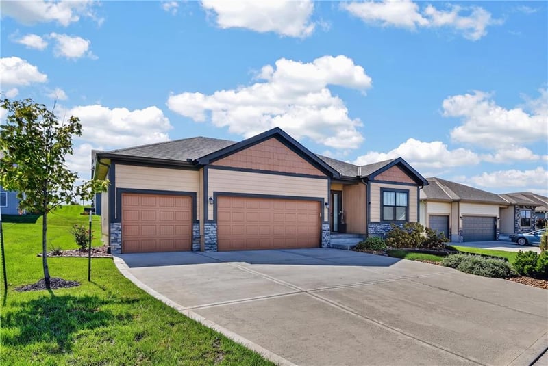 13755 NW 75th St, Parkville, MO 64152