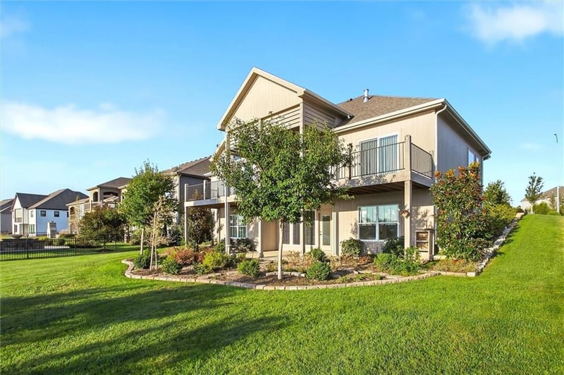 4313 Lakeshore Dr, Basehor, KS 66007