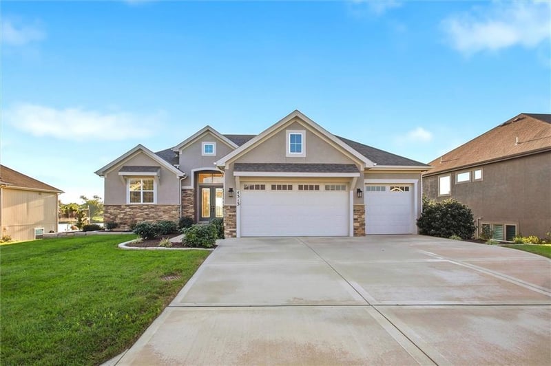 4313 Lakeshore Dr, Basehor, KS 66007