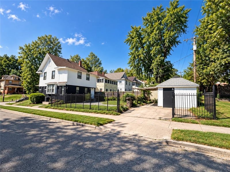 147 Kensington Ave, Kansas City, MO 64123