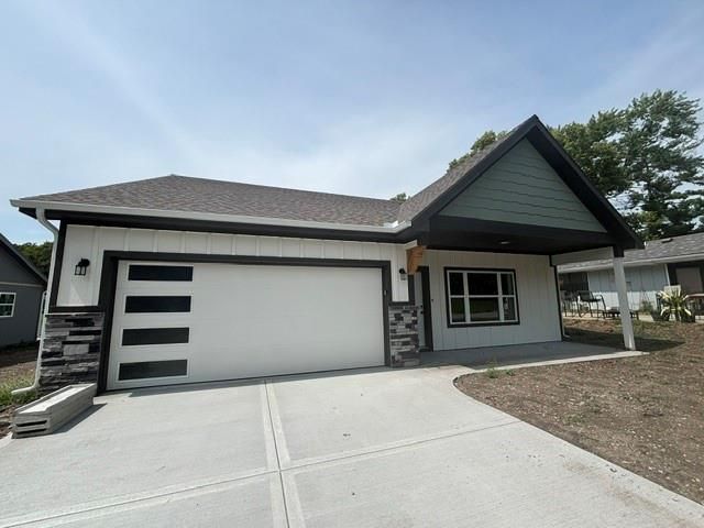 444 N Prarie St, Liberty, MO 64068