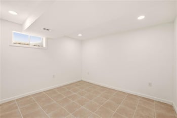 10106 NW Mirror Lake Dr, Kansas City, MO 64152