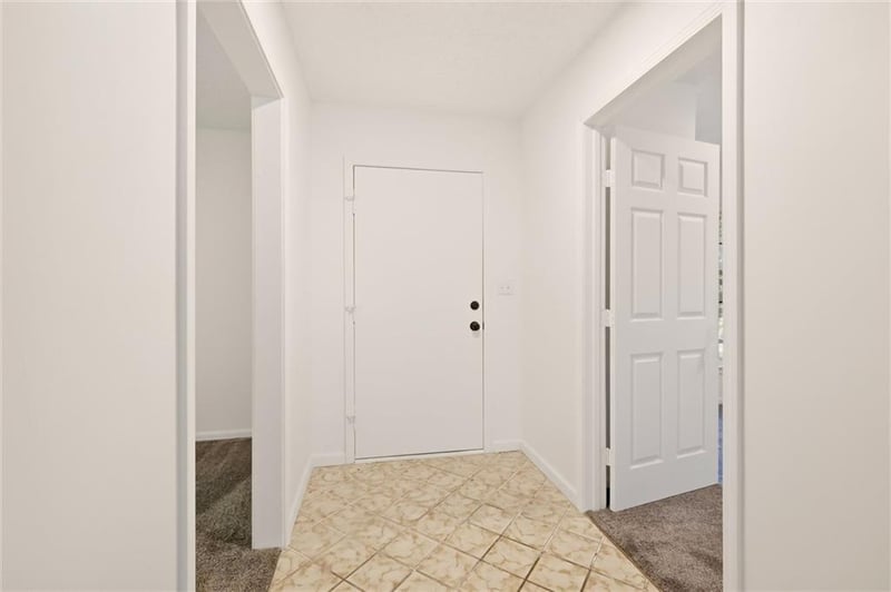 10106 NW Mirror Lake Dr, Kansas City, MO 64152