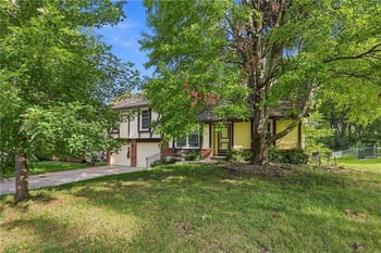 10106 NW Mirror Lake Dr, Kansas City, MO 64152