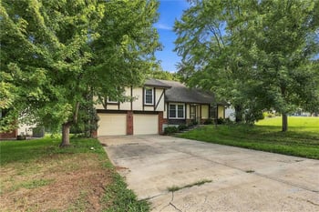 10106 NW Mirror Lake Dr, Kansas City, MO 64152