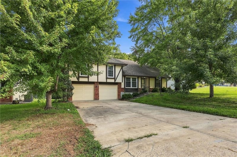 10106 NW Mirror Lake Dr, Kansas City, MO 64152