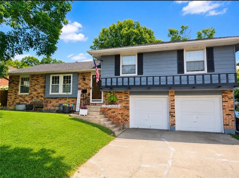 11517 Mcanany Dr, Shawnee, KS 66203