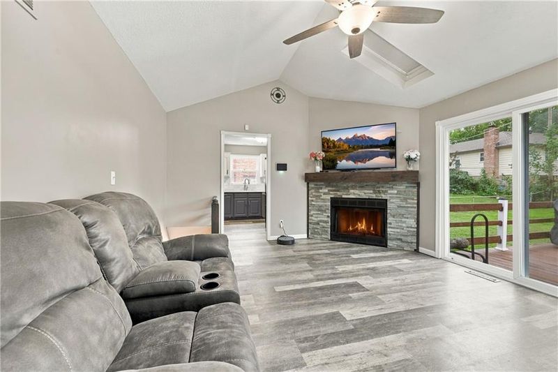 11517 Mcanany Dr, Shawnee, KS 66203