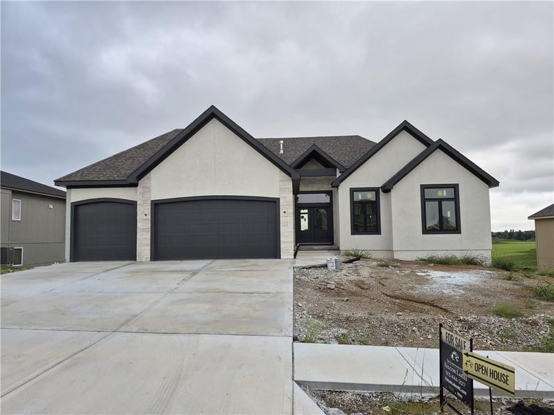 4421 Tee Box Dr, Basehor, KS 66007
