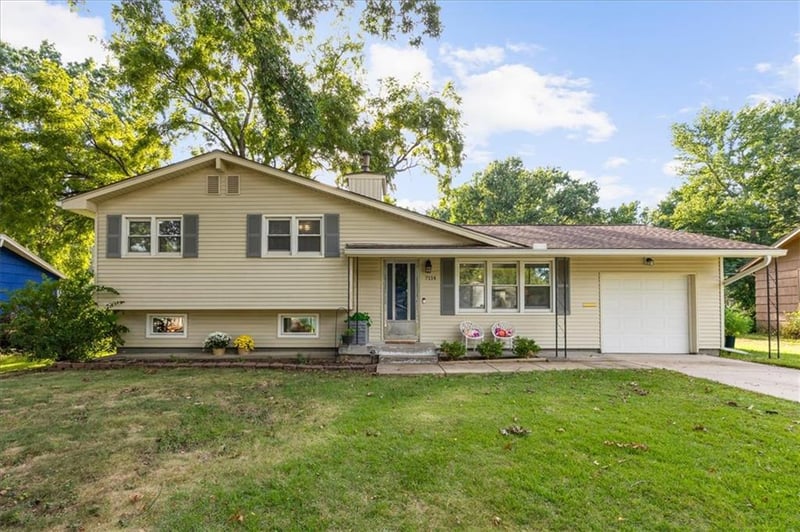 7114 Larsen Ln, Shawnee, KS 66203