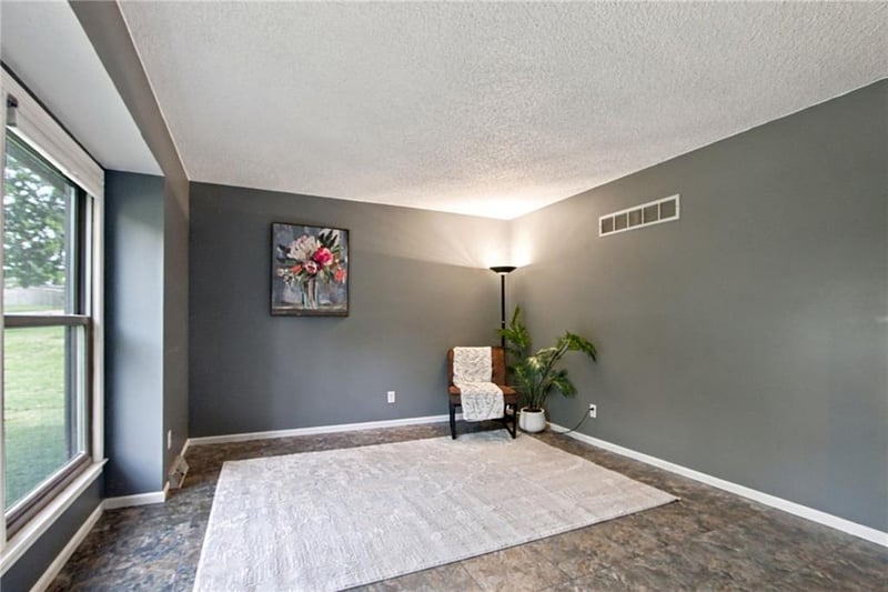 6009 N Wyandotte St, Gladstone, MO 64118