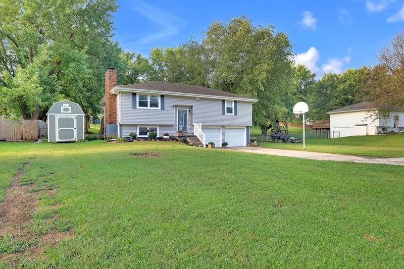 302 W Swenson Dr, Savannah, MO 64485