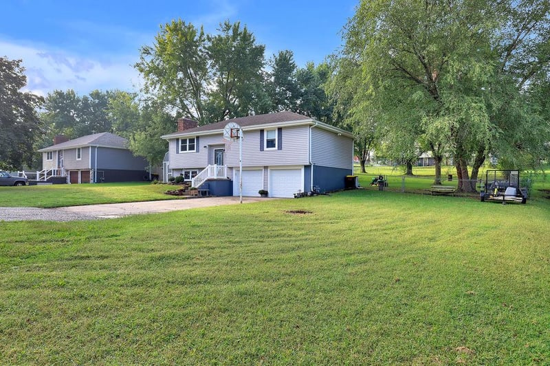302 W Swenson Dr, Savannah, MO 64485