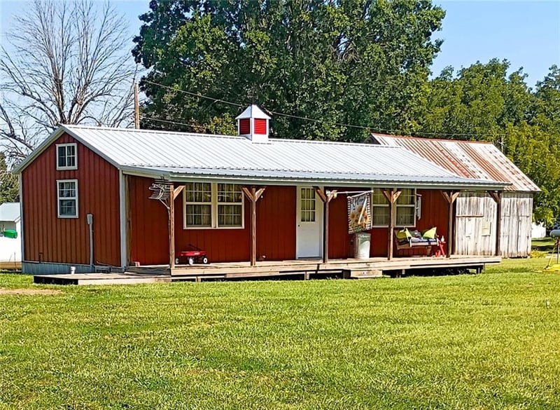 7799 3rd St, Higginsville, MO 64037
