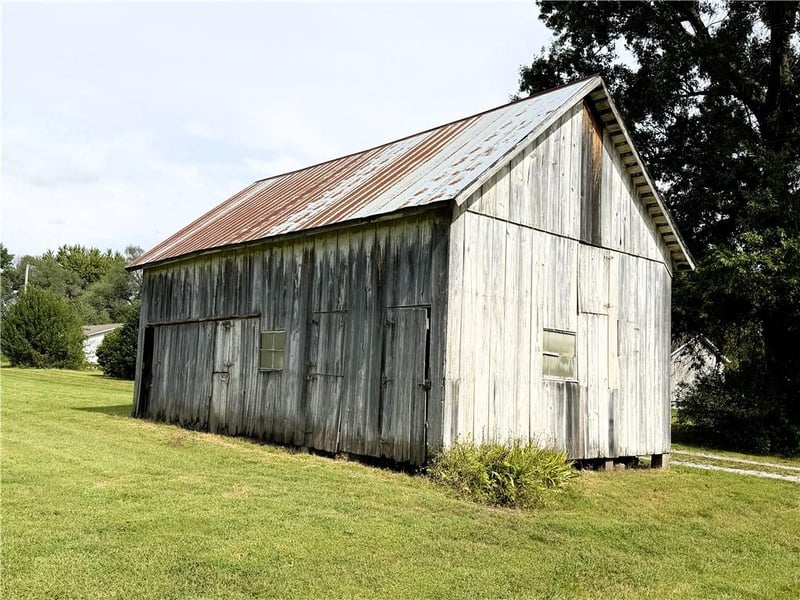 7799 3rd St, Higginsville, MO 64037