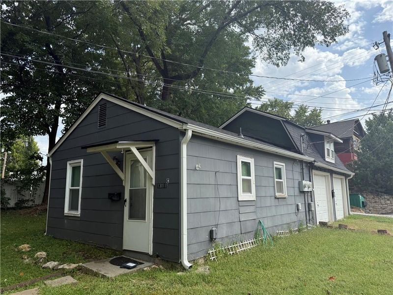 13011 8th St, Grandview, MO 64030