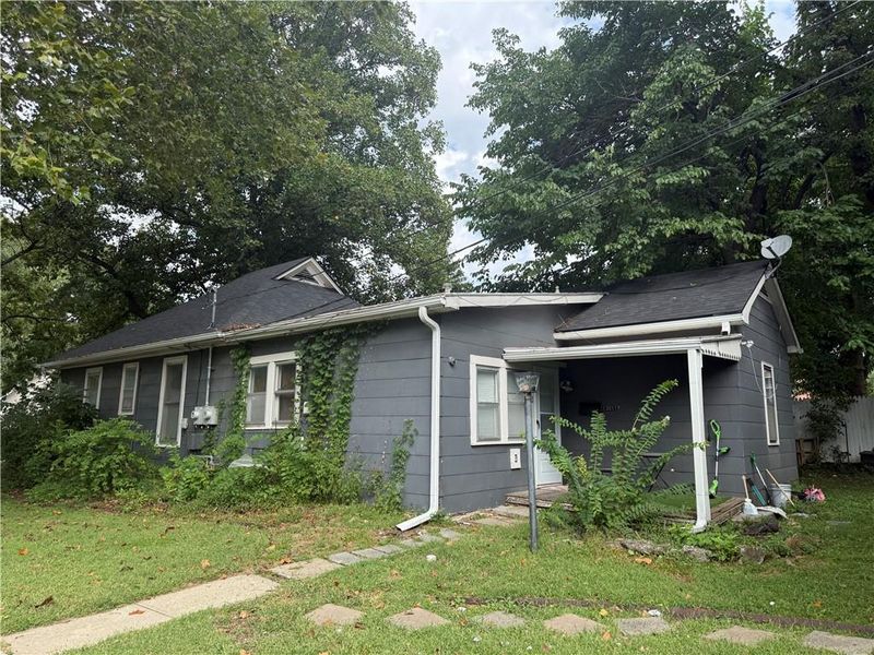 13011 8th St, Grandview, MO 64030