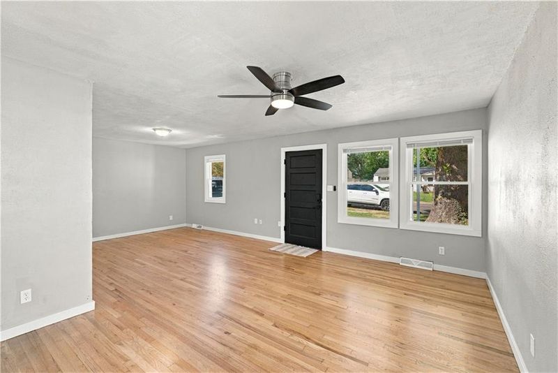 1615 N Dodgion Ave, Independence, MO 64050