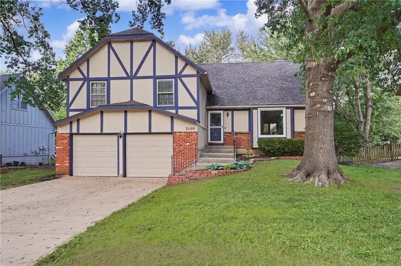 2100 E Sleepy Hollow Dr, Olathe, KS 66062