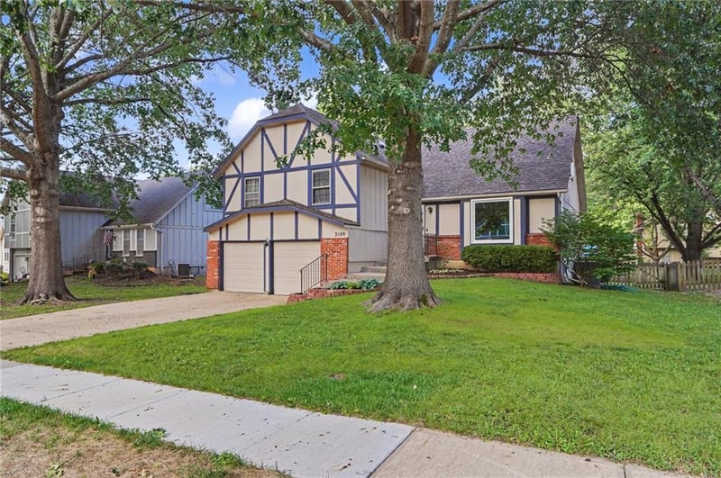 2100 E Sleepy Hollow Dr, Olathe, KS 66062