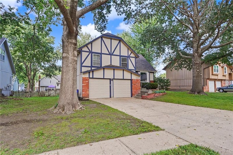 2100 E Sleepy Hollow Dr, Olathe, KS 66062