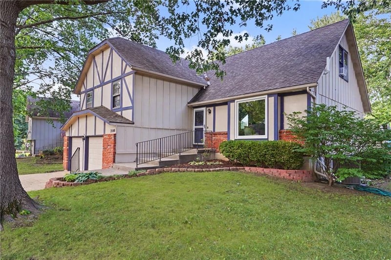 2100 E Sleepy Hollow Dr, Olathe, KS 66062