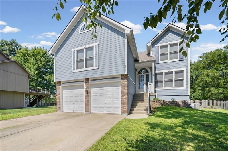 2512 NE Horseshoe Dr, Lee's Summit, MO 64086