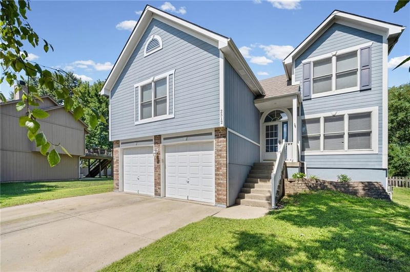 2512 NE Horseshoe Dr, Lee's Summit, MO 64086