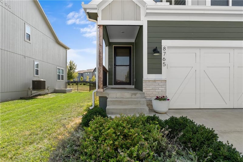 8765 SW Brickell Dr, Blue Springs, MO 64064