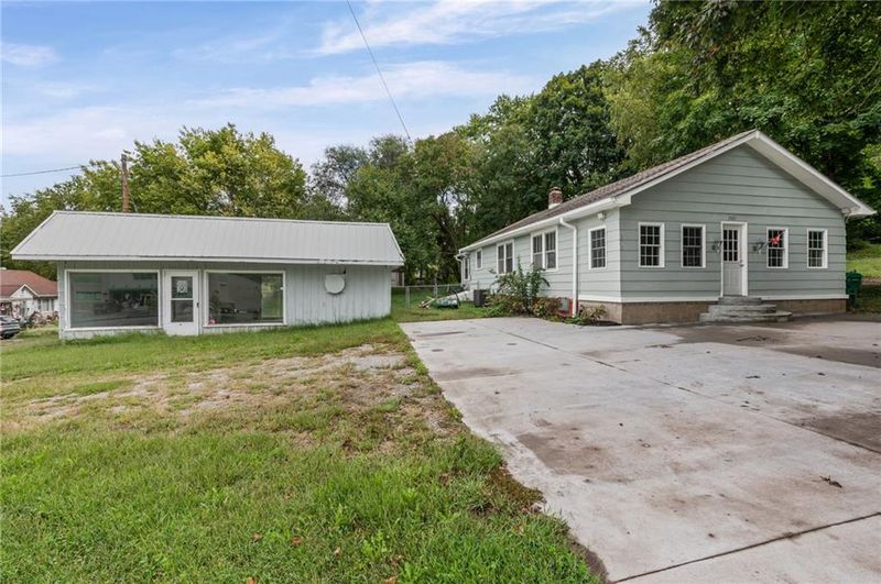 3901 S 22nd St, St Joseph, MO 64503