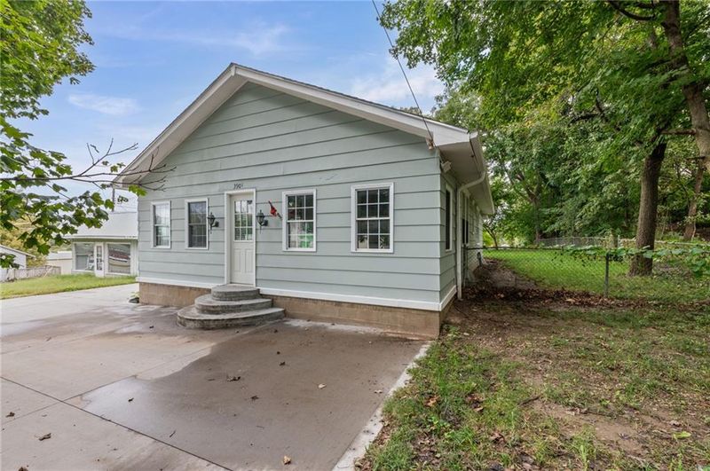 3901 S 22nd St, St Joseph, MO 64503