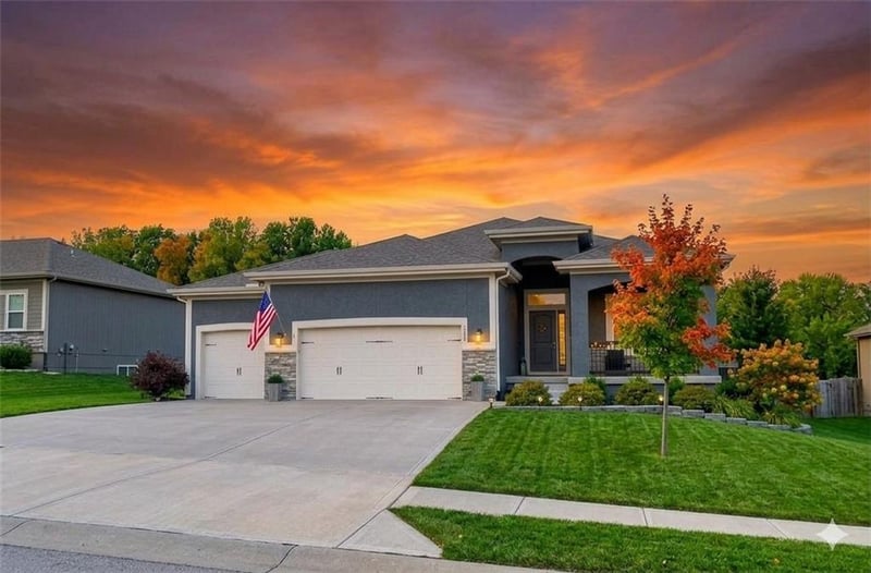 504 Bentwater Dr, Raymore, MO 64083