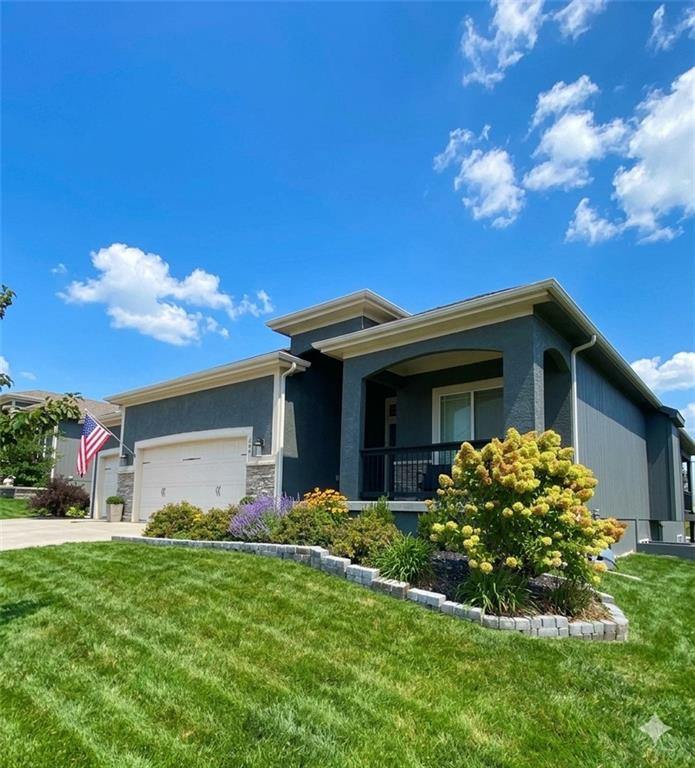 504 Bentwater Dr, Raymore, MO 64083