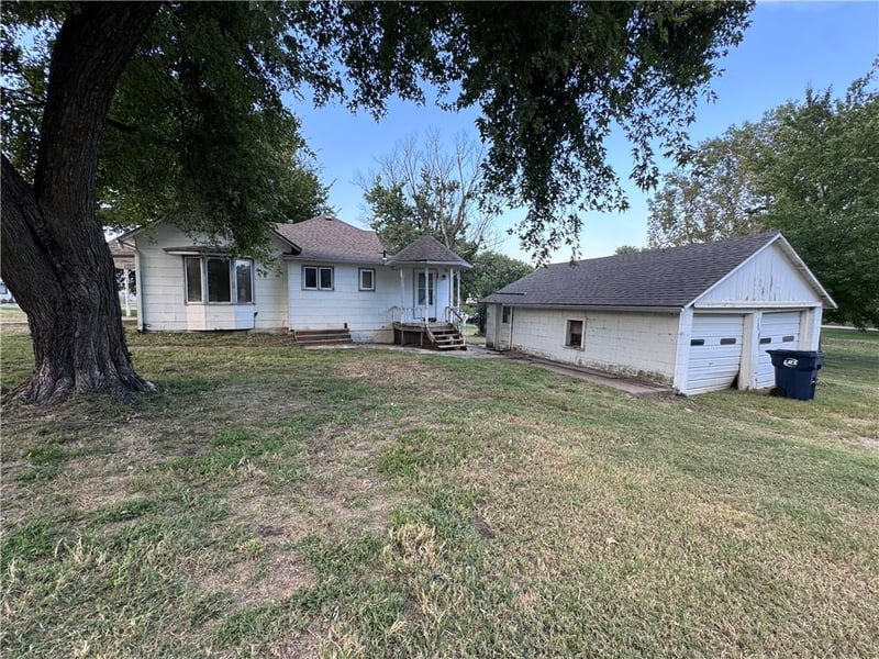 202 N Osage St, Nortonville, KS 66060