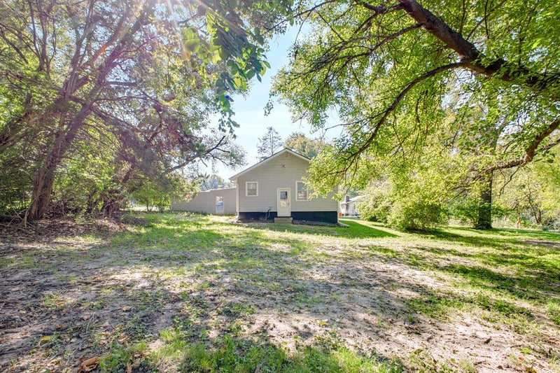 3412 S 11th Street Rd, St Joseph, MO 64503