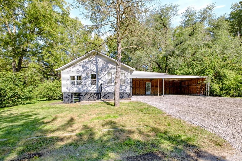 3412 S 11th Street Rd, St Joseph, MO 64503
