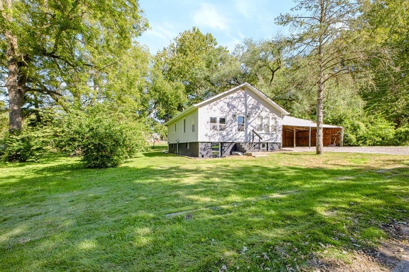 3412 S 11th Street Rd, St Joseph, MO 64503