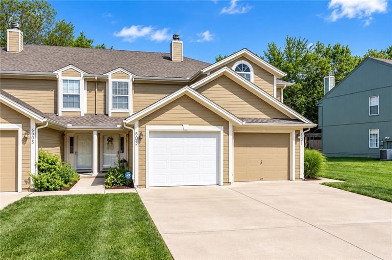 6003 NE Moonstone Dr, Lee's Summit, MO 64064