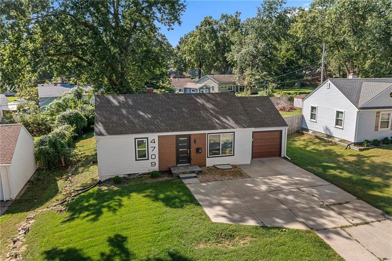 4709 W 75th St, Prairie Village, KS 66208